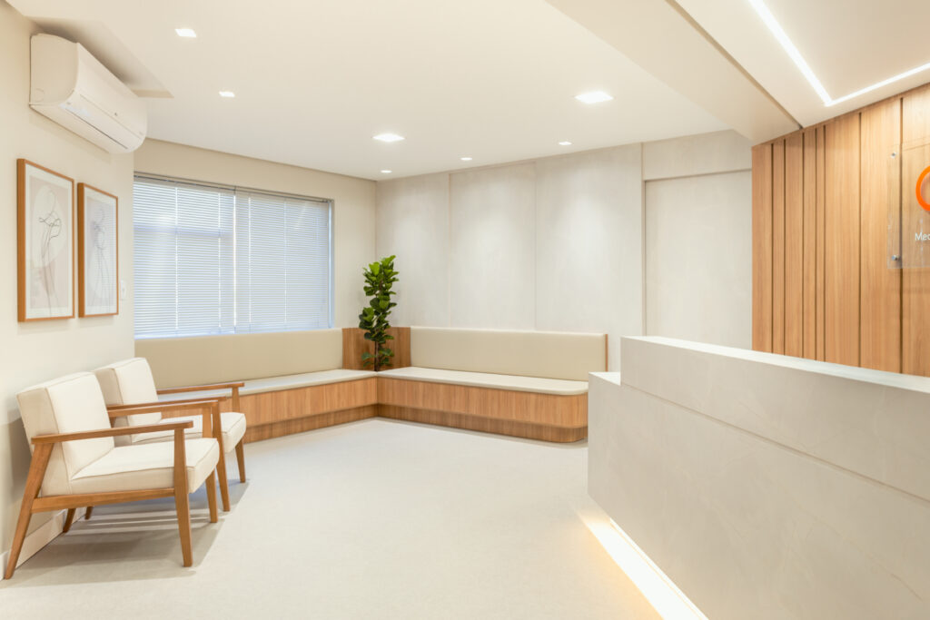 Sala de espera da clínica reformada.