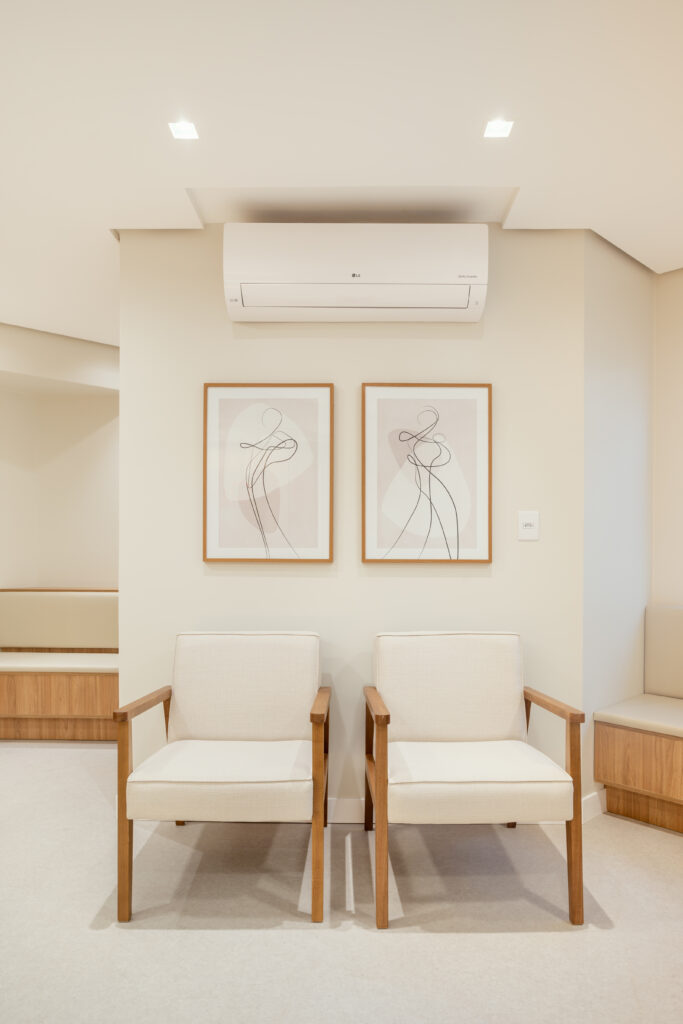 Sala de espera com design e decoração personalizada.